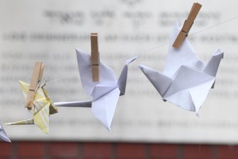 Gedenken in Zwickau in neuer Form - Im Gedenken an die Befreiung des KZ Auschwitz haben Menschen in Zwickau Kraniche aus Papier gefaltet. 
