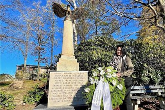 Gedenken zum Volkstrauertag in Zwönitz - Am Mahnmal in Günsdorf ist zum Volkstrauertag ein Kranz niedergelegt worden - im Bild Diana Haupt, die stellvertretende Ortsvorsteherin von Günsdorf.