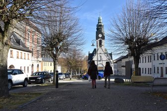 Gedenken zur Reichspogromnacht in Adorf - Die St. Michaeliskirche am Marktplatz in Adorf.