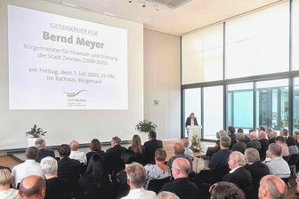 Gedenkfeier für Bernd Meyer: Wie die Stadt Zwickau vom langjährigen Bürgermeister Abschied nimmt - Oberbürgermeisterin Constance Arndt hielt die Ansprache auf der Gedenkfeier für Bernd Meyer im Bürgersaal des Zwickauer Rathauses.
