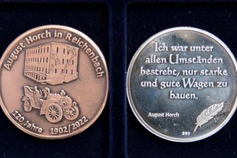 Gedenkmedaille erinnert an Automobilbau-Pionier August Horch in Reichenbach - Die Gedenkmedaille "120 Jahre August Horch in Reichenbach" wurde in zwei Versionen geprägt: in Bronze und in Feinsilber.