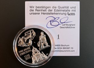 Gedenkmedaillen zum Zwickauer Stadtjubiläum vorgestellt - Der Dom St. Marien, das Robert-Schumann-Denkmal und ein frühes Horch-Modell sind auf der Medaille abgebildet.