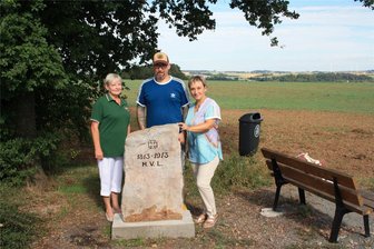 Gedenkstein an den „Drei Pappeln“ in Lauterbach steht wieder - Vereinsvorsitzende des Landlustvereins Juliane Küttner, Steinmetzmeister Dominik Gersch und Bürgermeisterin Ines Liebald präsentieren den aufgearbeiteten Gedenkstein.