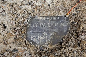 Gedenkstein bei Bauarbeiten in Glauchau ramponiert - So sieht der Gedenkstein für Willy Paul Dittrich jetzt aus.