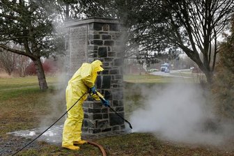 Gedenkstein beschmiert - Das Mahnmal wurde am Donnerstag gereinigt.