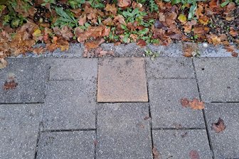 Gedenkstein für Naziopfer in Glauchau verschwunden - Dort wo, einst der Gedenkstein an der Waldenburger Straße in Glauchau war, liegt nun eine Gehwegplatte.