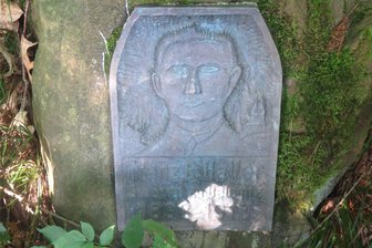 Gedenkstein in Oelsnitz: Foto-Aufruf in „Freie Presse“ hatte sofort Erfolg - Der Hallerstein im Oelsnitzer Stadtwald Röhrholz wird durch den Heimatförderverein saniert.