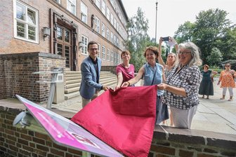 Gedenkstele für die sächsische Trobadora - Der vierte Frauenort in Chemnitz ist Irmtraud Morgner gewidmet. Schulleiter Andreas Gläser, Jessica Bock vom Landesfrauenrat, Ilona Seifert, Leiterin der Lila Villa und Susanne Köhler, ebenfalls Landesfrauenrat (v.l.) enthüllten die Gedenktafel am Georgius-Agricola-Gymnasium.