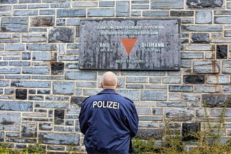 Gedenktafel am Oberen Bahnhof beschmiert: In Plauen häufen sich politisch motivierte Straftaten - Die Gedenktafel zu Ehren des Lokführers Paul Dittmann am Oberen Bahnhof wurde beschmiert. Dittmann starb 1942 in Nazi-Gefangenschaft. Nun ermittelt die Bundespolizei.
