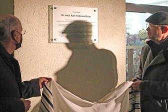 Gedenktafel erinnert an Arzt mit jüdischen Wurzeln - Pfarrer Ferry Suarez (rechts) und Harro Jenss haben die Ehrentafel für den Mediziner Kurt Ferdinand Boas enthüllt.