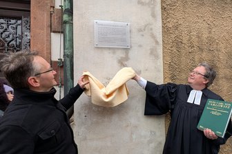 Gedenktafel für Carlowitz in Freiberg: Wie ein Mann die Welt nachhaltig veränderte - Jens Grigoleit (l.) und Pfarrer Michael Stahl enthüllten die Gedenktafel von Carlowitz