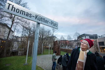 Gedenktafel für den „Retter der Friedlichen Revolution“ in Plauen: Nach Verzögerung steht jetzt die Enthüllung bevor - Im Beisein von Thomas Küttlers Ehefrau Brigitte war der Platz am Wendedenkmal vor knapp einem Jahr nach Küttler benannt worden.
