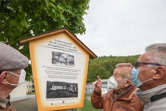 Gedenktafel in Einsiedel für Gustav Lippmann: Der Arbeiter, der seine Fabrik kaufte - Klaus, Armin und Reiner Lippmann (von links) sind Enkel von Gustav Lippmann, vor dessen ehemaligem Fabrikgelände in Einsiedel nun eine Erinnerungstafel an den Fabrikanten erinnert.
