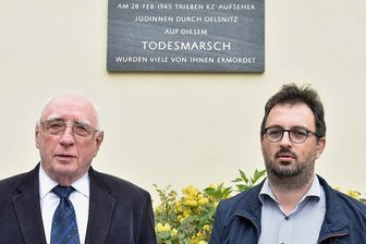 Gedenktafel in Oelsnitz enthüllt: Erinnerung an Todesmarsch im Vogtland - Ekkehard Brückner (links) und Ronny Hager haben sich für die Gedenktafel eingesetzt. 
