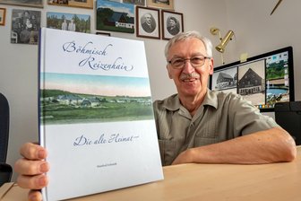Gedenktag ohne Feier: Böhmisch-Reizenhain 80 Jahre nach der ersten Vertreibung - Manfred Schmidt mit seinem Buch „Die alte Heimat“.