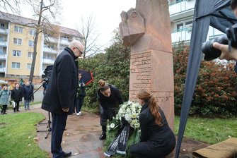 Gedenkveranstaltung an die Chemnitzer Pogromnacht: "Die große Mehrheit schaute weg, schwieg, verdrängte" - Oberbürgermeister Sven Schulze gedenkt an der ehemaligen Synagoge an die Zerstörung der Synagoge bei der Reichspogromnacht.