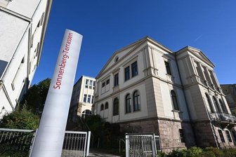 Gedicht mit Folgen: Wie der junge Stefan Heym aus Chemnitz vertrieben wurde - Das einstige Verlagshaus der "Volksstimme" an der Dresdner Straße. Die SPD-Tageszeitung druckte 1930/31 Stefan Heyms erste Arbeiten. Eine Auswahl seiner frühen Gedichte ist bei C.Bertelsmann erschienen.Foto: A. Seidel/Repro: FP