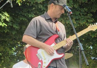 Gedichte und Songs: Aphoristiker Klaus Koch liest in Falkenstein - Frank Blenz wird die Lesung musikalisch begleiten. In seine Songs arbeitet er Klaus Kochs Aphorismen ein.
