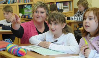 Gedränge in den Klassenzimmern - 
              <p class="artikelinhalt">Schulleiterin Sylke Aiche unterrichtete am Donnerstag Mädchen und Jungen der Klasse 4, im Foto vorn Jasmin Mieth (links) und Mercedes Meinhold. </p>
            