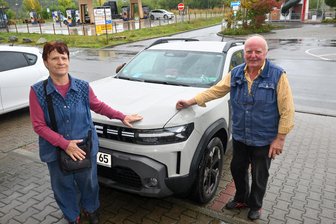 Gedruckt statt digital: Wie ein Rentner-Ehepaar aus Lichtenau um sein Auto-Handbuch kämpft - Christa und Lothar Roder vor ihrem Dacia in Oberlichtenau.