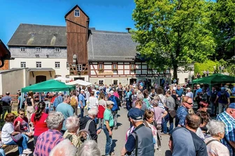 Geduld gefragt im Erzgebirge: Tausende strömen in die alten Mühlen der Region - Das Areal der Dörnthaler Ölmühle bot Volksfeststimmung - gepaart mit Mühlenromantik. 