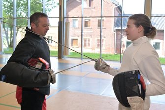 Geduldig und nervenstark: Oelsnitzer Fechterin nimmt es auch mit Älteren auf - En garde: Klara Drummer und ihr Trainer Rico Fankhänel sind ein eingeschworenes Team.