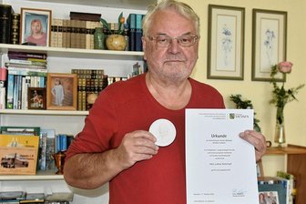 Geehrt mit der Annen-Medaille: Diabetiker aus Oelsnitz leitet engagiert eine Selbsthilfegruppe - Lothar Schrimpf aus Oelsnitz leitet seit zwölf Jahren die Selbsthilfegruppe Plauen-Vogtland im Deutschen Diabetiker-Bund. Der Freistaat Sachsen ehrte ihn für sein soziales Engagement mit der Annen-Medaille.