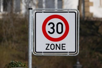 Gefährlich für Fußgänger: Wird Straße im Vogtland zur Tempo-30-Zone? - Vorschlag im Gemeinderat Eichigt: Tempo 30 zwischen Tiefenbrunn und Pabstleithen.