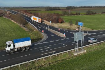 Gefährliche Auffahrt zur A 72 bei Penig: Ampel soll weitere schwere Unfälle verhindern - An der Anschlussstelle zur A 72 Rochlitz bei Obergräfenhain kommt es immer wieder zu Unfällen. Weil die bisherigen Maßnahmen wie eine Geschwindigkeitsbegrenzung nicht ausreichen, soll jetzt eine Ampel aufgebaut werden.