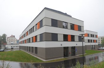 Gefährliche Bakterien im Klinikum Chemnitz am Küchwald nachgewiesen - Der Neubau des Hauses 35 auf dem Gelände des Küchwald-Krankenhauses: Das Gebäude war im Sommer vergangenen Jahres eröffnet worden. Jetzt sind dort bei mehreren Patienten gefährliche Keime nachgewiesen worden.