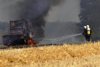 Gefährliche Ernte im Vogtland: Weshalb es auf Feldern immer wieder brennt - Zur Erntezeit kommt es immer wieder zu Bränden im Vogtland. Das Foto zeigt einen Feuerwehreinsatz aus dem Jahr 2015. Damals hatte eine Strohballenpresse auf einem Feld zwischen Neuensalz und Pöhl Feuer gefangen. Auch in diesem Jahr musste die Wehr bereits wegen einer brennenden Presse ausrücken. 