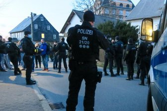 Gefährliche Körperverletzung gegen einen Polizisten: Beamte bei mehreren Versammlungen im Einsatz - Bei einer Versammlung in Zwönitz wurden zwei Männer wegen gefährlicher Körperverletzung gegen einen Polizisten festgenommen.