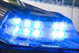 Gefährliche Körperverletzung im Wald: Unbekannter attackiert Paar mit Helm - 