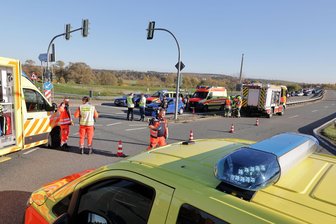 Gefährliche Kreuzung an der A-4-Auffahrt in Glauchau: Warum kracht es an der Ampel so oft? - Feuerwehr und Rettungsdienst waren im Oktober 2024 nach einem Unfall mit zwei Fahrzeugen an der Kreuzung im Einsatz.