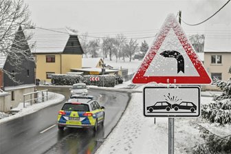 Gefährliche Kurve in Erlau: Schon wieder Unfall nah am Haus - An der Kurve Rochlitzer Straße/Erlbachtal in Erlau kommen immer wieder Fahrzeuge ins Rutschen. Vor dem gefährlichen Straßenstück wurde vor einem knappen Jahr ein Warnschild aufgestellt. Das konnte aber nicht verhindern, dass etwas passiert.