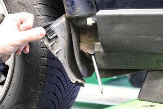 Gefährliche Manöver auf A4 enden mit Stilllegung eines VW - Bei der Kontrolle stellte die Polizei einen durchgerosteten Schweller fest.