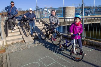 Gefährliche Treppe mitten auf dem Elsterradweg: Radler fordern Rampe - Auf der Treppe, die den Radweg an der Kreuzung Stresemannstraße unterbricht, sind Radler mit Schieben auf der sicheren Seite: Klaus Gerber (2. von links) regt deshalb eine Rampe an. Auch Sascha Meyer (links) sowie Susanne Feller und Tochter Lilly würden das gut finden.