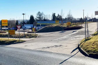 Gefährliche Zufahrt zum Einkaufsmarkt in Wilkau-Haßlau: Stadt prüft Zebrastreifen - Das Überqueren der Straße an der Zufahrt zum Markt ist für Fußgänger nicht ungefährlich.