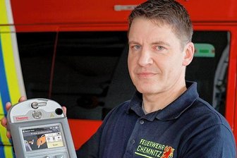 Gefährlichen Stoffen auf der Spur - Wehr rüstet auf - René Kraus, Leiter der Berufsfeuerwehr, mit dem Messgerät.