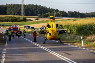 Gefährlicher Autobahnzubringer im Erzgebirge: Warum die Unfallstraße kein offizieller Unfallschwerpunkt ist - Immer wieder gibt es auf dem Autobahnzubringer Aue schwere Unfälle. Am 26. August starb eine 27-Jährige, als sie die Fahrbahn überqueren wollte.