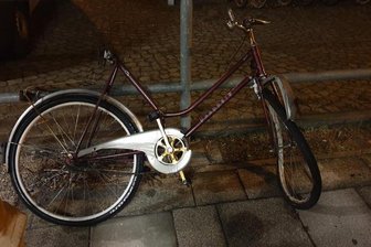 Gefährlicher Eingriff in den Bahnverkehr - Zug schleift Fahrrad mit - Ein Zug fuhr in der Nacht zum Donnerstag in Freiberg gegen dieses Rad.