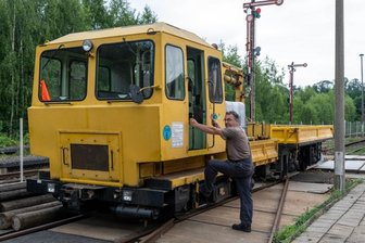 Gefährlicher Gegenverkehr auf dem Gleis - Außer mit dem Schienentrabi ist Thomas Krauß vom Verein Sächsischer Eisenbahnfreunde auch mit diesem Baufahrzeug auf der Muldentalbahntrasse unterwegs. Es hat einen Bremsweg von mehreren Hundert Metern.