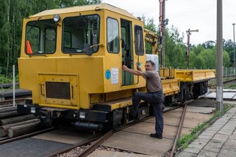 Gefährlicher Gegenverkehr auf dem Gleis - Außer mit dem Schienentrabi ist Thomas Krauß vom Verein Sächsischer Eisenbahnfreunde auch mit diesem Baufahrzeug auf der Muldentalbahntrasse unterwegs. Es hat einen Bremsweg von mehreren Hundert Metern.