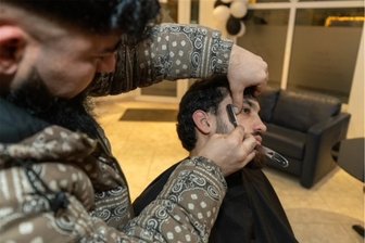 Gefährlicher Hautpilz beim Haareschneiden im Barbershop: Wie Sie sich schützen können - Ferdous Kohstani betreibt an der Kaiserstraße in Auerbach einen Barbershop. Für die Hygiene verwendet er Alkohol.
