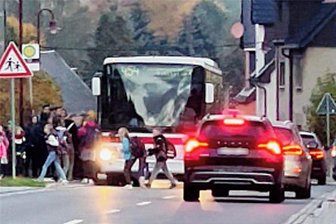 Gefährlicher Schulweg: Warum es in Pockau weder Zebrastreifen noch Fußgängerampel geben darf - Es geht nicht anders: Viele Grundschüler müssen morgens in Pockau die Hauptstraße überqueren. Das ist angesichts des dort herrschenden Verkehrs nicht ungefährlich.