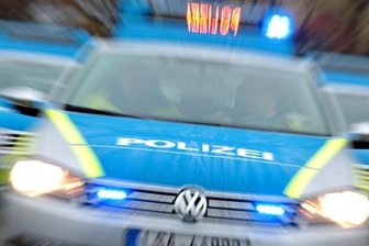 Gefährlicher Spaß: Gullideckel ausgehoben und hochkant wieder eingesetzt - 