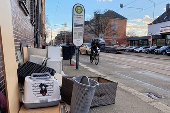 Gefährlicher Sperrmüllhaufen in Zwickau: Ämter fühlen sich nicht zuständig - Seit Wochen liegt in Höhe der Leipziger Straße 150 in Zwickau Sperrmüll auf dem Fußweg. Dieser ist deshalb nur schwer passierbar, worüber sich vor allem junge Eltern ärgern, die mit Kinderwagen unterwegs sind.
