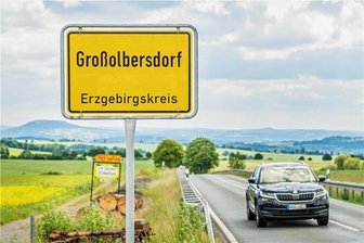 Gefährlicher Streich im Erzgebirge: Diebe vertauschen Ortsschilder - Wenn der Ortsausgang Hilmersdorf zum Ortseingang Großolbersdorf wird – an der B101, aus Richtung Heinzebank kommend. Mittlerweile sind die Schilder wieder am richtigen Ort, bei dem Bild handelt es sich um eine Fotomontage.