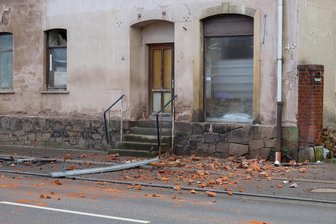 Gefährliches Haus in Wilkau-Haßlau: Nach Teileinsturz schwanken die Wände weiter - Ziegel und Dachziegel des Hauses an der Kirchberger Straße sind am Freitag auf die Straße gestürzt.