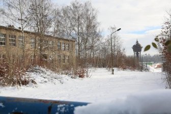 Gefängnisneubau: Angst vor Mehrkosten - Die Ex-Berufsschule (links) kann erweitert, der Wasserturm (hinten) soll versetzt werden. Mehr bleibt vom ehemaligen Reichsbahnausbesserungswerk nicht übrig, wenn die neue Anstalt gebaut wird.